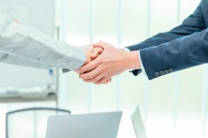 平設備興業のエリア拡大計画を表す握手のイメージ